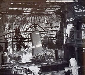 <p>Foto van de ravage in de concertzaal van de Buitensociëteit in 1944 (RAZ beeldbank). </p>
